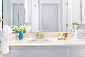 Premium Remodeled Condo in Waikiki with 2 Double Beds and Parking