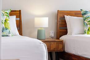 Premium Remodeled Condo in Waikiki with 2 Double Beds and Parking