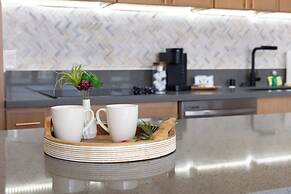 Premium Remodeled Condo in Waikiki with 2 Double Beds and Parking