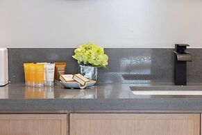 Premium Remodeled Condo in Waikiki with 2 Double Beds and Parking