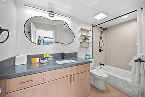 Premium Remodeled Condo in Waikiki with 2 Double Beds and Parking