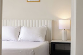 Premium Remodeled Condo in Waikiki with 2 Double Beds and Parking