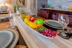 Premium Remodeled Condo in Waikiki with 2 Double Beds and Parking