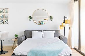 Premium Remodeled Condo in Waikiki with 2 Double Beds and Parking