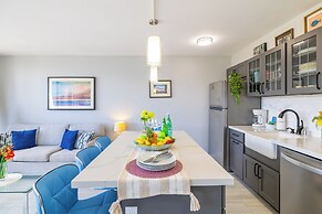 Premium Remodeled Condo in Waikiki with 2 Double Beds and Parking