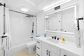 Premium Remodeled Condo in Waikiki with 2 Double Beds and Parking