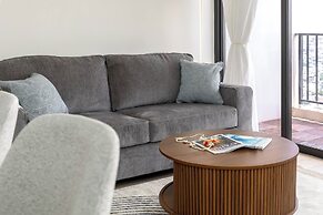 Premium Remodeled Condo in Waikiki with 2 Double Beds and Parking