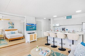 Premium Remodeled Condo in Waikiki with 2 Double Beds and Parking