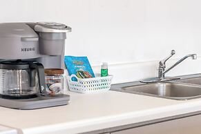 Premium Remodeled Condo in Waikiki with 2 Double Beds and Parking