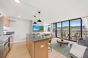Premium Remodeled Condo in Waikiki with 2 Double Beds and Parking