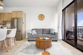 Premium Remodeled Condo in Waikiki with 2 Double Beds and Parking