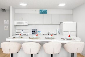 Premium Remodeled Condo in Waikiki with 2 Double Beds and Parking