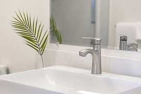 Premium Remodeled Condo in Waikiki with 2 Double Beds and Parking