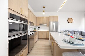 Premium Remodeled Condo in Waikiki with 2 Double Beds and Parking