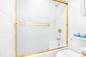 Premium Remodeled Condo in Waikiki with 2 Double Beds and Parking