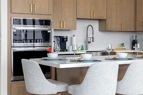 Premium Remodeled Condo in Waikiki with 2 Double Beds and Parking