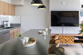 Premium Remodeled Condo in Waikiki with 2 Double Beds and Parking