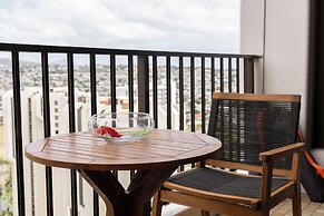 Premium Remodeled Condo in Waikiki with 2 Double Beds and Parking