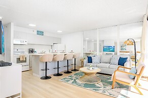Premium Remodeled Condo in Waikiki with 2 Double Beds and Parking