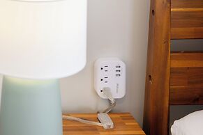 Premium Remodeled Condo in Waikiki with 2 Double Beds and Parking