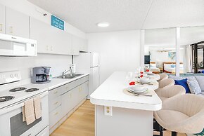 Premium Remodeled Condo in Waikiki with 2 Double Beds and Parking
