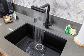 Premium Remodeled Condo in Waikiki with 2 Double Beds and Parking