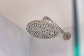 Premium Remodeled Condo in Waikiki with 2 Double Beds and Parking