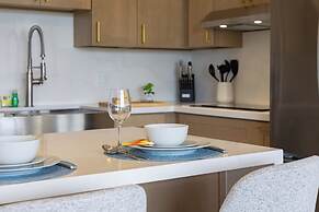 Premium Remodeled Condo in Waikiki with 2 Double Beds and Parking