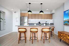 Premium Remodeled Condo in Waikiki with 2 Double Beds and Parking