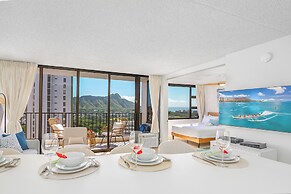 Premium Remodeled Condo in Waikiki with 2 Double Beds and Parking