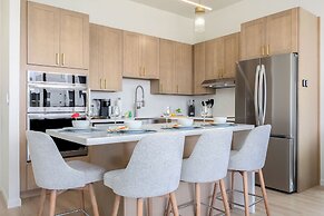 Premium Remodeled Condo in Waikiki with 2 Double Beds and Parking