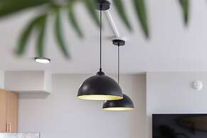 Premium Remodeled Condo in Waikiki with 2 Double Beds and Parking