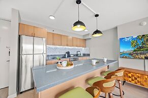 Premium Remodeled Condo in Waikiki with 2 Double Beds and Parking