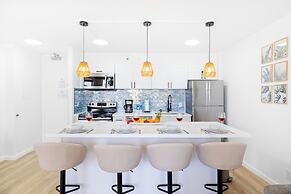 Premium Remodeled Condo in Waikiki with 2 Double Beds and Parking