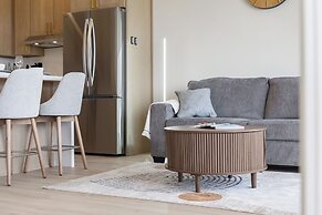 Premium Remodeled Condo in Waikiki with 2 Double Beds and Parking