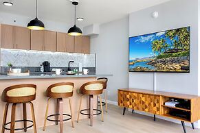Premium Remodeled Condo in Waikiki with 2 Double Beds and Parking