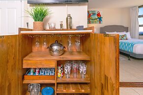 Premium Remodeled Condo in Waikiki with 2 Double Beds and Parking