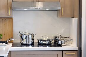 Premium Remodeled Condo in Waikiki with 2 Double Beds and Parking