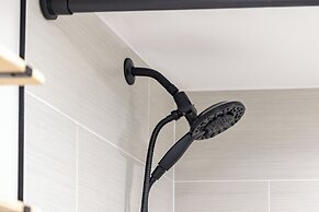 Premium Remodeled Condo in Waikiki with 2 Double Beds and Parking