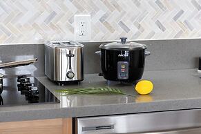 Premium Remodeled Condo in Waikiki with 2 Double Beds and Parking