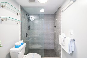 Premium Remodeled Condo in Waikiki with 2 Double Beds and Parking