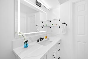 Premium Remodeled Condo in Waikiki with 2 Double Beds and Parking