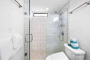 High Floor Ocean View Condo with 2 Double Beds