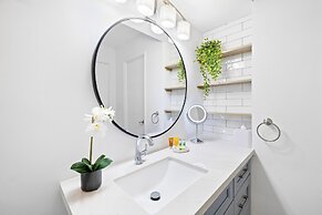 High Floor Ocean View Condo with 2 Double Beds