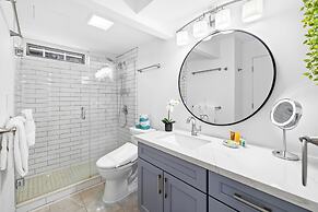 High Floor Ocean View Condo with 2 Double Beds