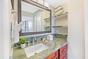 Diamond Head and Ocean views with King Bed and Parking