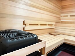 Diamond Head and Ocean views with King Bed and Parking