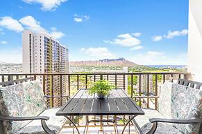 Diamond Head and Ocean views with King Bed and Parking