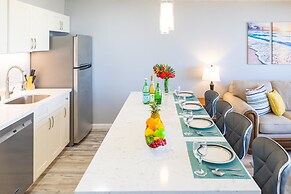 Diamond Head and Ocean views with King Bed and Parking