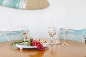 Diamond Head and Ocean views with King Bed and Parking